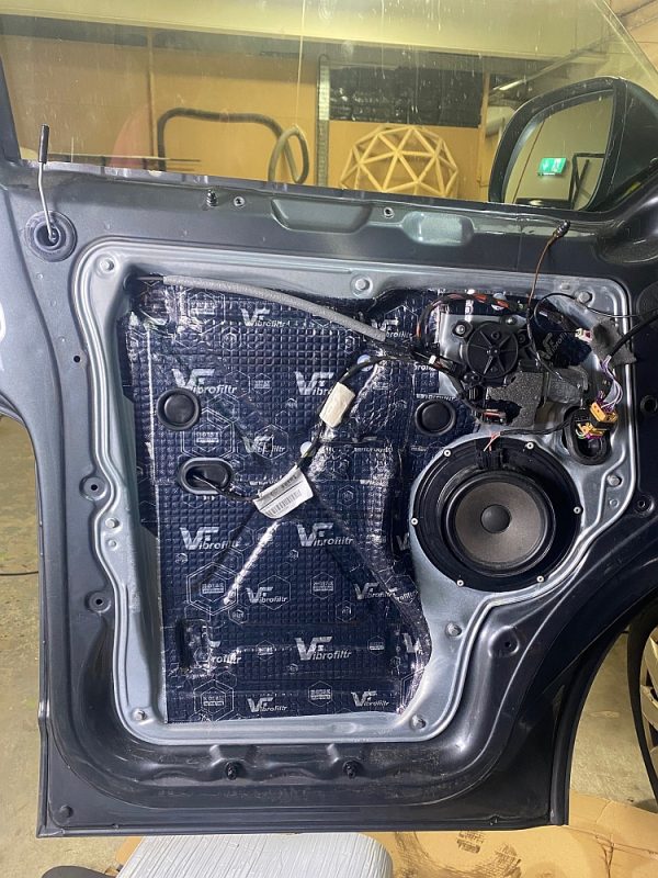 Metal door partition covered with 1.5mm sound deadening mat