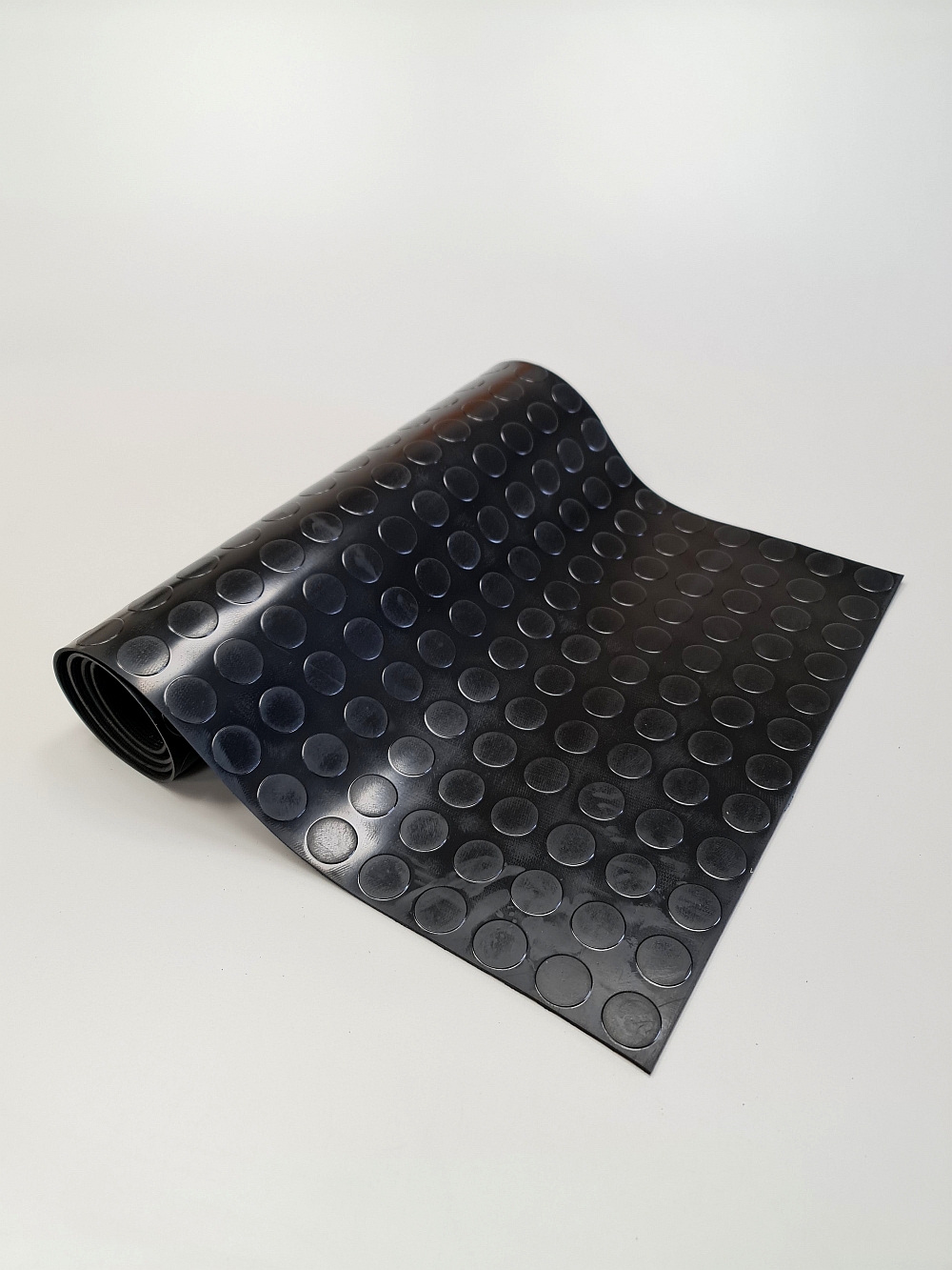 Automotive rubber mat with circle pattern